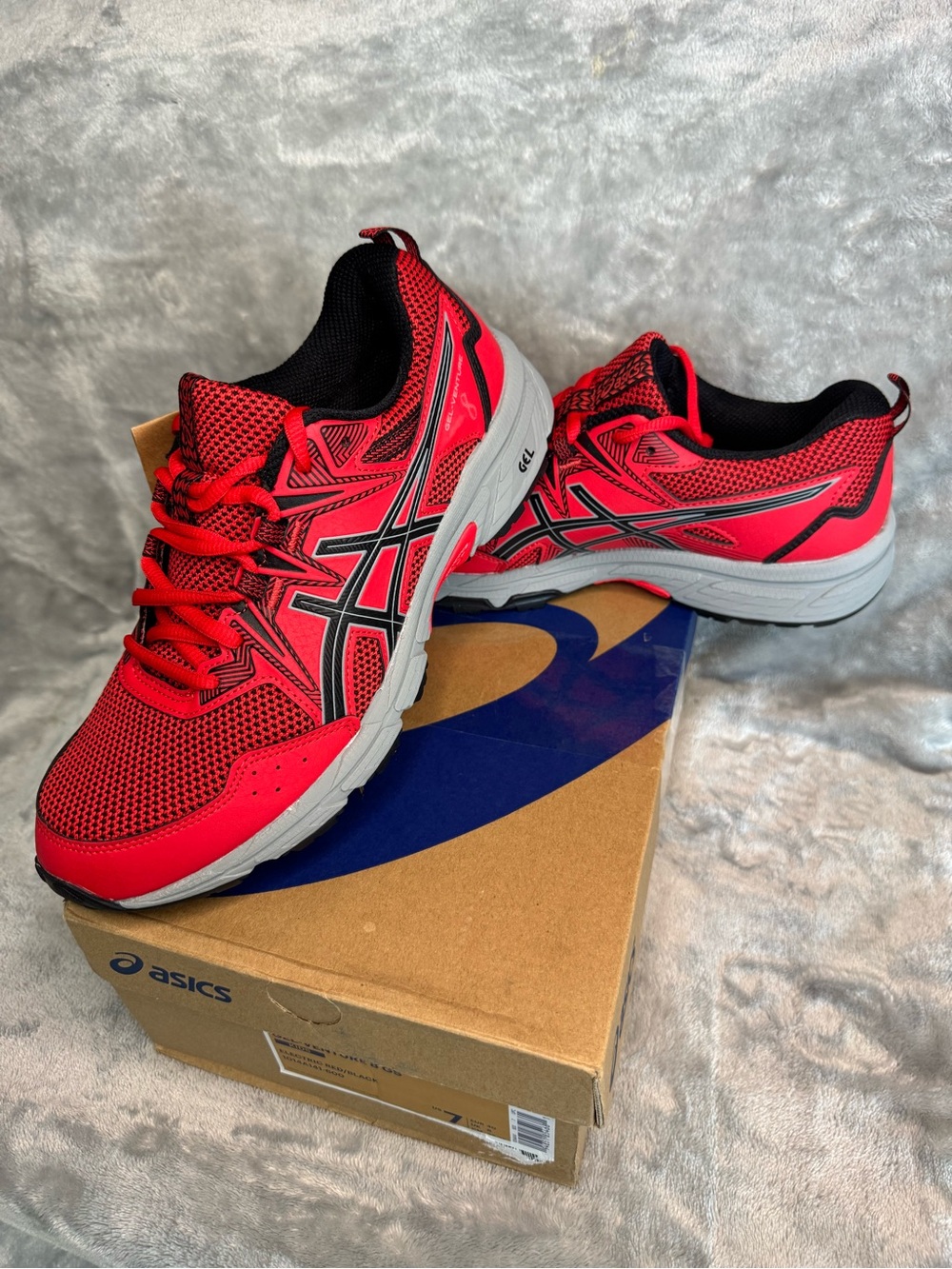 New in box - ASICS Gel Venture 8 GS size 7 youth